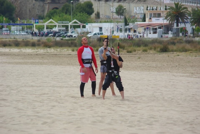 Clase de kitesurf con dos alumnos